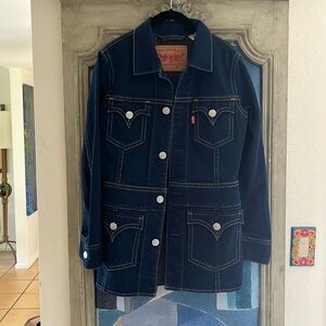 Levi’s long iconic jacket. Denim with a bit of spandex. 🦋 Size Medium